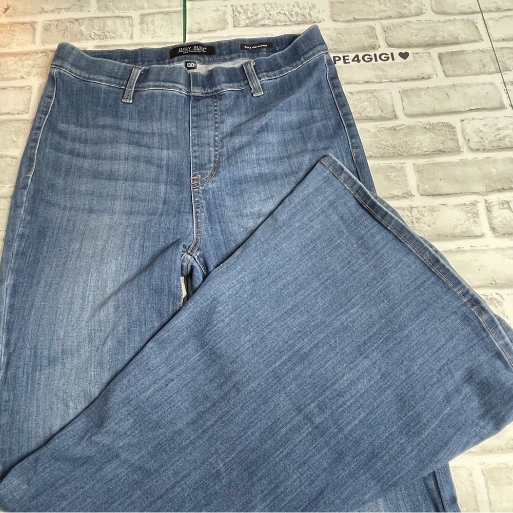 Judy Blue Medium Blue Super Wide Leg Jeans. Size 13/31. 70’s. Preowned.